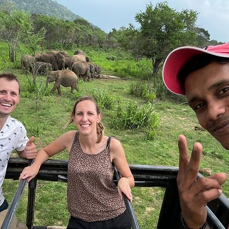 הבאראנה Elephant Safari Lodge Sigiriya Junction מראה חיצוני תמונה