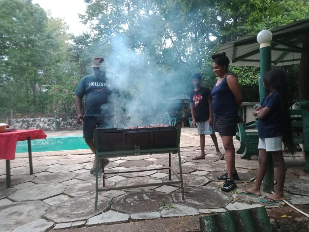 הבאראנה Elephant Safari Lodge Sigiriya Junction מראה חיצוני תמונה