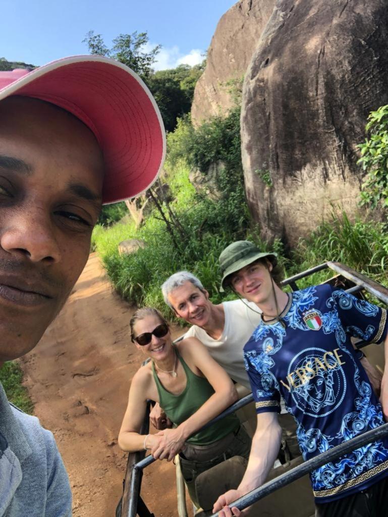 הבאראנה Elephant Safari Lodge Sigiriya Junction מראה חיצוני תמונה