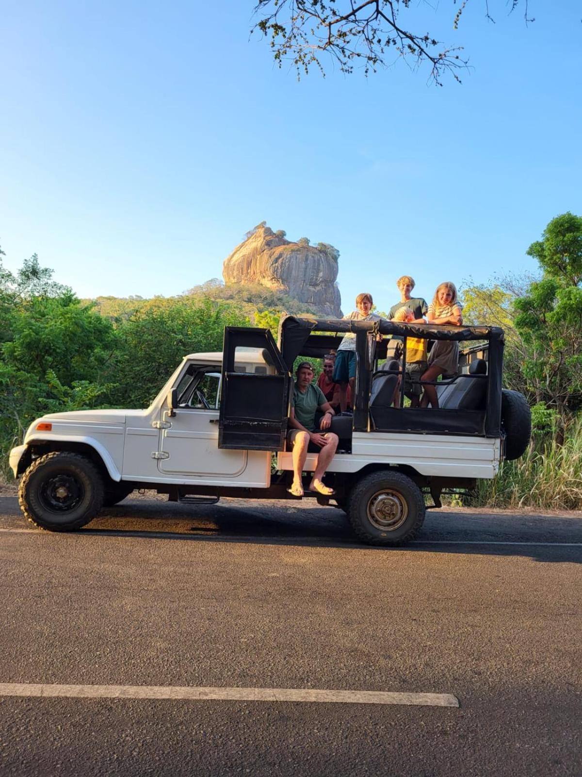הבאראנה Elephant Safari Lodge Sigiriya Junction מראה חיצוני תמונה